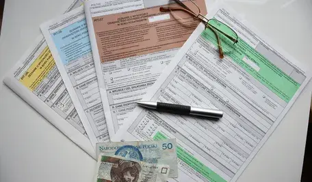 Od 15 lutego podatnicy mogą składać zeznania PIT za 2025 rok – elektronicznie lub na papierze – a ostateczny termin rozliczenia i ewentualnej dopłaty podatku upływa 30 kwietnia.