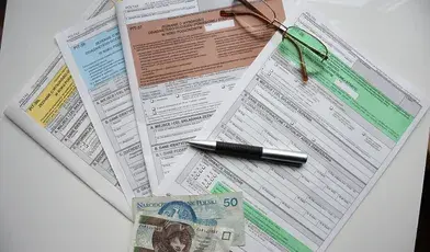 Od 15 lutego podatnicy mogą składać zeznania PIT za 2025 rok – elektronicznie lub na papierze – a ostateczny termin rozliczenia i ewentualnej dopłaty podatku upływa 30 kwietnia.