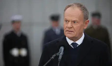 Premier Donald Tusk podczas przemówienia na uroczystym Apelu Pamięci przed Pomnikiem Polskiego Państwa Podziemnego i Armii Krajowej w Warszawie