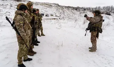 Ukraińscy żołnierze w Charkowie. Sondaż Politico pokazał, że większość Niemców i Francuzów sprzeciwia się wysłaniu ich wojsk do pilnowania pokoju