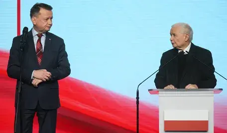 Prezes Prawa i Sprawiedliwości Jarosław Kaczyński (P) i przewodniczący KP PiS Mariusz Błaszczak (L) podczas konferencji prasowej w siedzibie partii przy ulicy Nowogrodzkiej w Warszawie, 16 bm. Spotkanie dot. spraw bieżących. (mr) PAP/Leszek Szymański