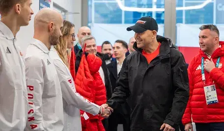 "Afera" wybuchła po tym, gdy prezydenta Karol Nawrocki pojawił się w czapeczce firmy na spotkaniu z polskimi olimpijczykami. "Będę się ubierał w to, na co mam ochotę" - odparł hejterom prezydent