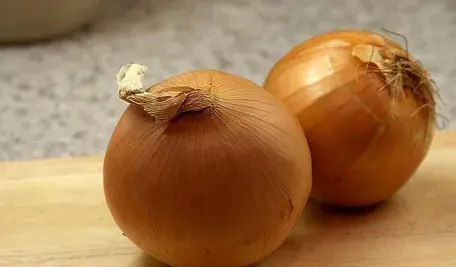 21-letni Białorusin oszukiwał klientów, sprzedając w internecie iPhone’y i wysyłając w paczkach jedynie cebulę.