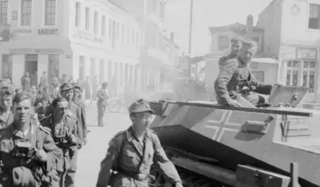 Niemieccy żołnierze w Atenach. Na aukcji pojawiły się nieznane zdjęcia masakry, jakiej tam dokonali