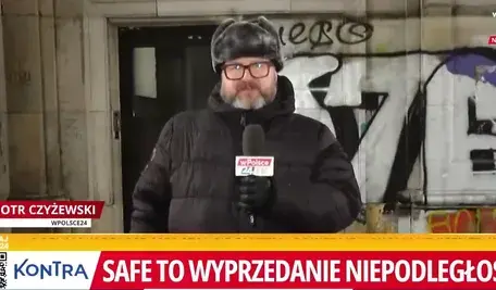 Siedziba spółki Polska Amunicja. Ruina i nieużytki. Na ich tle Redaktor Piotr Czyżewski