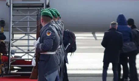 Żołnierze niemieccy na płycie lotniska