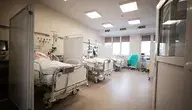 Sala szpitalna z ustawionymi łóżkami