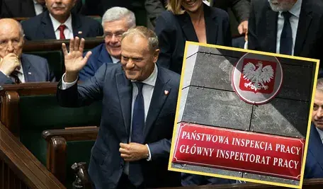 Premier Donadl Tusk machający ręką podczas obrad Sejmu.