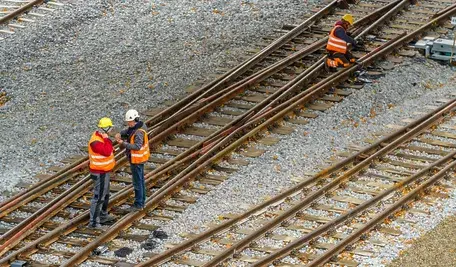 Trwa walka o lukratywne kontrakty na polskiej kolei. I znów w pełni polskie firmy stoją w niej na gorszej pozycji od tych z udziałem kapitału zagranicznego