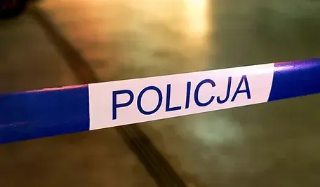 Biało-niebieska taśma z napisem "policja"