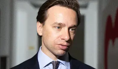 Krzysztof Bosak komentuje posiedzenie Biura Bezpieczeństwa Narodowego, ostrzegając przed kryzysem polskich rezerw wojskowych, skutkami decyzji dawnych rządów i potrzebą powszechnego szkolenia wojskowego oraz działań demograficznych.