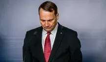 Radosław Sikorski wywołał kontrowersje, sugerując w kontekście programu SAFE, że przystąpienie Polski do strefy euro mogłoby uchronić kraj przed ryzykiem kursowym przy spłacie 180 mld euro pożyczki na zbrojenia.