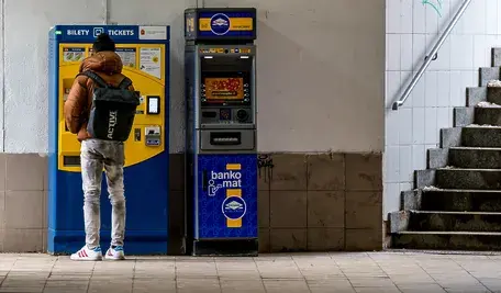 Dla wielu młodych pracujących ludzi wysokość pierwszej pensji otrzymanej po przekroczeniu 26. roku życia może być niemiłym zaskoczeniem