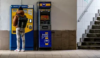 Dla wielu młodych pracujących ludzi wysokość pierwszej pensji otrzymanej po przekroczeniu 26. roku życia może być niemiłym zaskoczeniem