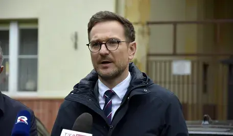 Uruchomienie Krajowego Systemu e-Faktur wywołało problemy techniczne i krytykę ze strony przedsiębiorców, a europoseł PiS Waldemar Buda ostrzegł przed możliwym wykorzystaniem KSeF do kwestionowania kosztów uzyskania przychodów.