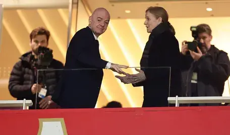 Szef FIFA Gianni Infantino opowiedział się za zniesieniem zakazów wobec rosyjskich drużyn i bronił przyznania Donaldowi Trumpowi Pokojowej Nagrody FIFA, krytykując sankcje jako nieskuteczne w powstrzymaniu konfliktu w Ukrainie.