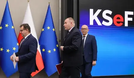 Pracownicy ministerstwa finansów wychodzą z konferencji prasowej dotyczącej systemu KSeF