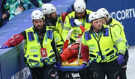 Kamila Sellier znoszona na noszach z toru.