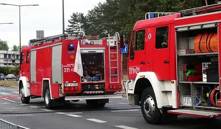 Dwa wozy strażackie podczas akcji gaśniczej.