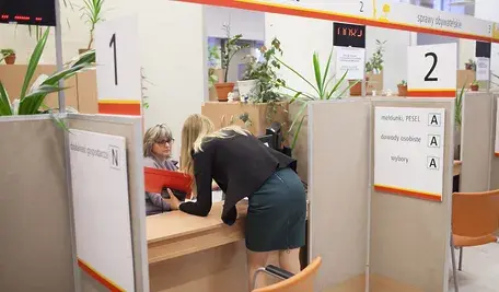 Wielu Polaków musi wymienić dowód osobisty. Tutaj pani odwiedza urząd by podpisać dokumenty