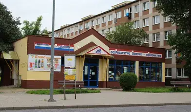 Historyczna sieć Społem, mimo wieloletniej obecności na polskim rynku, stopniowo traci sklepy i klientów, przegrywając konkurencję z dynamicznie rozwijającymi się dyskontami oraz zmagając się z własnymi problemami strukturalnymi.