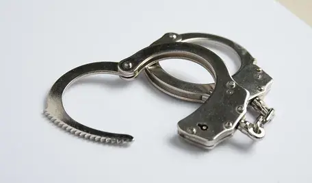 Sprzedaż własnego rachunku bankowego, często postrzegana jako szybki i łatwy zarobek, w rzeczywistości może prowadzić do wieloletniego więzienia, utraty majątku i odpowiedzialności za udział w zorganizowanych oszustwach finansowych.