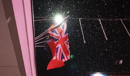 Brytyjska policja wyprowadza Petera Mandelsona z jego londyńskiego domu po zatrzymaniu w związku ze śledztwem dotyczącym domniemanego nadużycia stanowiska publicznego.