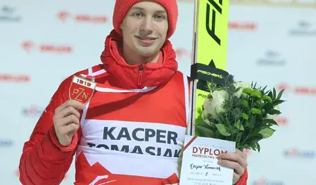 Kacper Tomasiak podczas dekoracji po zwycięstwie na mistrzostwach Polki.