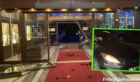 Zdemolowane wejście główne do hotelu Gołębiewski w Karpaczu i Mazda, którą poruszał się Anglik