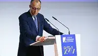 Friedrich Merz, kanclerz Niemiec, podczas konferencji prasowej. Widoczny mikrofon i skupiona sylwetka lidera CDU, którego wypowiedź o „Rosji jako największym sąsiedzie” wywołała ostrą reakcję posła Pawła Jabłońskiego.