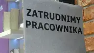 Biała kartka z ogłoszeniem o pracę.