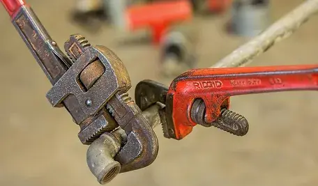 Oskarżeni udawali hydraulików, by dostać się do mieszkań ofiar