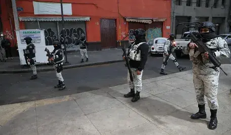 Członkowie Gwardii Narodowej pilnują porządku po tym, gdy siły specjalne Meksyku zastrzeliły szefa jednego z karteli