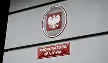 Prokuratura Krajowa postawiła zarzuty byłym szefom ABW i SKW za niedopełnienie obowiązków przy dopuszczeniu i wykorzystywaniu systemu Pegasus bez wymaganej akredytacji bezpieczeństwa, co – zdaniem śledczych – naraziło interes publiczny.