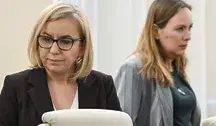 Minister klimatu i środowiska Paulina Hennig-Kloska i minister funduszy i polityki regionalnej Katarzyna Pełczyńska-Nałęcz  na posiedzeniu rządu w KPRM w Warszawie