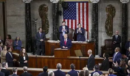 Donald Trump wygłasza rekordowo długie Orędzie o Stanie Państwa przed połączonymi izbami Kongresu USA, w tle widoczni członkowie Izby Reprezentantów i Senatu.