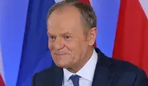 Donald Tusk z dziwną miną, wygląda niepoważnie