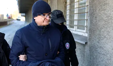 Prezydent Częstochowy podczas doprowadzenia do siedziby prokuratury.