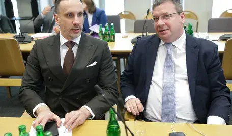 Warszawa, 25.02.2026. Posłowie PiS Janusz Kowalski (L) i Michał Wójcik (P) na wspólnym posiedzeniu sejmowej Komisji Finansów Publicznych i Komisji Obrony Narodowej w Sejmie, 25 bm. Komisje zajmują się rozpatrzeniem Senatu w sprawie ustawy o Finansowym Instrumencie Zwiększenia Bezpieczeństwa SAFE.