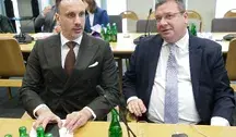 Warszawa, 25.02.2026. Posłowie PiS Janusz Kowalski (L) i Michał Wójcik (P) na wspólnym posiedzeniu sejmowej Komisji Finansów Publicznych i Komisji Obrony Narodowej w Sejmie, 25 bm. Komisje zajmują się rozpatrzeniem Senatu w sprawie ustawy o Finansowym Instrumencie Zwiększenia Bezpieczeństwa SAFE.