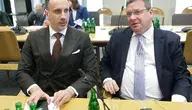 Warszawa, 25.02.2026. Posłowie PiS Janusz Kowalski (L) i Michał Wójcik (P) na wspólnym posiedzeniu sejmowej Komisji Finansów Publicznych i Komisji Obrony Narodowej w Sejmie, 25 bm. Komisje zajmują się rozpatrzeniem Senatu w sprawie ustawy o Finansowym Instrumencie Zwiększenia Bezpieczeństwa SAFE.