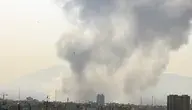 Kłęby dymu nad zaatakowanym miastem.