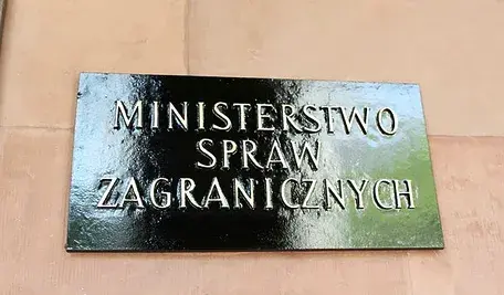 Tablica przed wejściem do siedziby polskiego MSZ.
