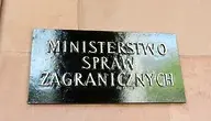Tablica przed wejściem do siedziby polskiego MSZ.