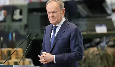 Premier Donald Tusk podczas wystąpienia publicznego.