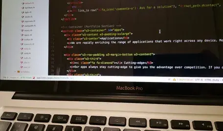 „KSeF ruszył, a cyberprzestępcy już podszywają się pod instytucje, wysyłając fałszywe e-maile z załącznikami mogącymi kraść dane i pieniądze.