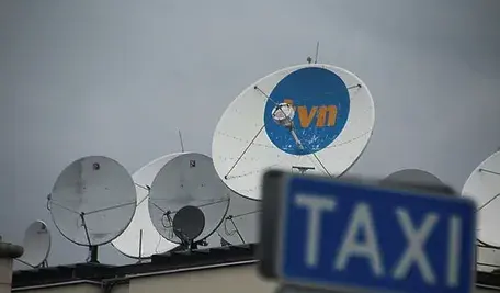 Siedziba telewizji TVN i znak postoju dla taksówek.