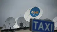 Siedziba telewizji TVN i znak postoju dla taksówek.