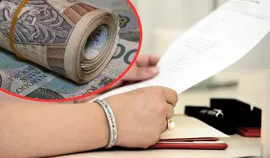 Męskie ręce trzymające kartkę oraz zdjęcie pliku pieniędzy.