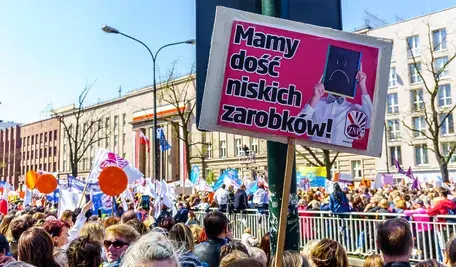 Polacy regularnie karmieni są propagandą o rzekomo wysokich pensjach w kraju. A potem dane podaje GUS i mit pęka...